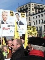 BSW Demo vor Brandenburger Tor | Die Vorlage der Bundesmininster Röttgen und Rösler zur massiven Kürzung der Solarförderung hat in den Regierungskoalitionen schon den ersten Schaden genommen. Der Kampf um weitere Änderungen geht weiter.
