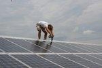 Handwerker bei Installation einer PV-Anlage | Der Solarmarkt in Deutschland entwickelt sich in den vergangenen Monaten stabil.