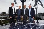 Solaroffensive Hamburg Gründung | Mit dem Mieterstromgesetz im Rücken: Die Solaroffensive Hamburg will bis 2020 mirndestens 5.000 Dächer mit Solarmodulen belegt wissen. Die Initiatoren präsntierten von wenigen Tagen die neue Initiative: Michael Prinz von Hamburg Energie, Sönke Tangermann von Greenpeeace Energy, Tim Meyer von Naturstrom und Matthias Eder von Energienetz Hamburg (v.l.n.r.).