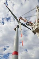 windpark wikinger hochformat | 22. Oktober 2017: Der letzte Rotorstern von 70 Anlagen im Windpark Wikinger mit 350 Megawatt nordöstlich vor Rügen wird hochgezogen. Der erste Iberdrola Windpark in Deutschland steht vor dem Netzanschluss.