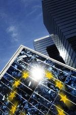 EU Kommission Flagge Modul | Brüssel hat die Handelsschranken gegen chinesische Modulimporte abgebaut.