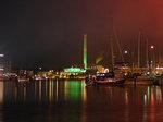 _kwkg_verschoben | Zweifelhaftes Grün: Kraft-Wärme-Kopplung ist effizient, doch wird der Einsatz fossiler Brennstoffe wie Erdgas gefördert. Hier die nächtliche Illumination der Stadtwerke Flensburg ihres Heizkraftwerks am Saum des Hafens.