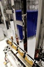 String Ribbon Verfahren bei Sovello | Sovello gilt als ein innovatives Unternehmen in der Branche. Es stellt seine Wafer im String-Ribbon-Verfahren her, bei dem die Wafer zwischen zwei Fäden direkt aus der Siliziumschmelze gezogen werden. Das verhindert nicht nur Abfälle sondern spart auch Energie.