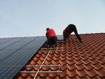 Solarteure bei der Arbeit | Die Handwerker hatten in den ersten vier Monatien dieses Jahres viel zu tun, um alle Photovoltaikanlagen zu installieren. Jetzt befürchtet die Branche einen Rückgang des Marktes wegen der steigenden INvestitionsunsicherheit aufgrund der noch offenen Förderdebatte.