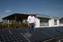 Solardach Langenstraßen | „Wenn die Sonne scheint, freut man sich jetzt doppelt“, sagt Frank Langenstraßen. Er hat 268 Gründe sich zu freuen - so viele Module sind auf dem Dach des Autohauses Langenstraßen installiert.