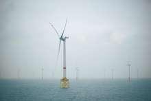 Alstom Haliade Final | Foto: Alstoms 6-MW-Testturbine im Offshore-Windpark Belwind. Die Anlagen im Hintergrund stammen vom dänischen Hersteller Vestas.