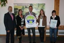 Ehrung der Gemeindewerke Enkenbach-Alsenborn (v.l.n.r.): Andreas Alter, Bürgermeister der Verbandsgemeinde Enkenbach-Alsenborn; Anita Frank, stellvertretende Leiterin der Gemeindewerke; Jürgen Wenzel, Ortsbürgermeister; Verena Gal, Projektmanagerin Kommunaler Umweltschutz der DUH; Lisa Rothe, Klimaschutzmanagerin der Ortsgemeinde Enkenbach-Alsenborn.
