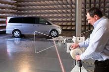 Ein VDE-Prüfingenieur bei der EMV-Prüfung im VDE-Institut in Offenbach.