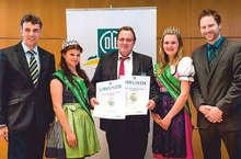 Besiegelt: Effizienter zum Methan | Übergabe des DLG-Gütezeichens Wirkungsrichtung 6b (v.l.: DLG-Aufsichtsratsmitglied René Döbelt, Sächsische Milchkönigin, Schaumann-Geschäftsführer Udo Hölker, Sächsische Milchprinzessin, Ewald Kramer vom Schaumann-eigenen Forschungsbetrieb ISF GmbH.