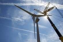 Windenergieanlage im Aufbau | 315 Windenergieanlagen sind im ersten Quartal 2016 in Betrieb gegangen.