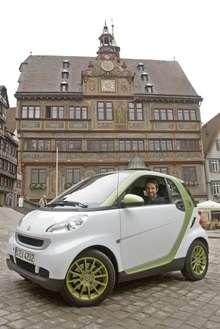 Boris Palmer | Tübingens Oberbürgermeister Boris Palmer mit Elektroauto vor dem Rathaus.