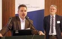 Mit 12.000 Arbeitsplätzen allein in Schleswig-Holstein und vielen regionalen Aufträgen sei die Windenergie-Branche eine Stütze der Wirtschaft in Norddeutschland, betonte Martin Kopp (links), Geschäftsführer des Windenergie-Fördervereins Windcomm Schleswig-Holstein, während der jährlichen Mitgliederversammlung in Rendsburg. Daneben: der Vorstandsvorsitzende Asmus Thomsen.