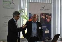 Der neue Geschäftsführer des Windindustrie-Vereins Windcomm Schleswig-Holstein, Sascha Wiesner (rechts), im Gespräch mit dem Geschäftsführer der Wirtschaftsförderung Nordfriesland, Matthias Hüppauff.