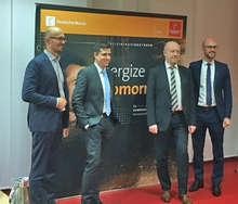 Blick auf die Hannover Messe (v.l.): Nikolas Iwan (H2 Mobility), Raphael Görner (ABB AG), Andreas Kuhlmann (Dena), Benjamin Low (Hannover Messe).