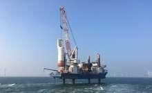 Jan De Nuls Installationsschiff Vole au Vent während der Installation des ersten Monopiles für Ørsteds Offshore-Windpark Borkum Riffgrund 2.