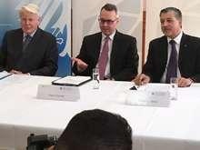 Pressekonferenz zur Gründung der Global Commission on the Geopolitics of Energy Transformation. V.l.: Commission Chair Olafur Grimsson, Peter Fischer, Energie-Chef im Auswärtigen Amt, IRENA-Chef Adnan Z. Amin.