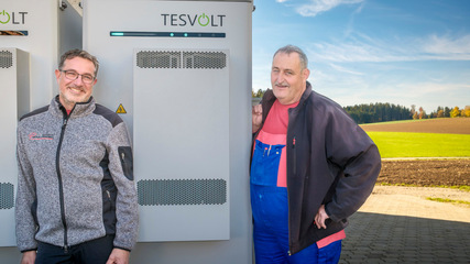 Johannes Mitterreiter, Geschäftsführer des Elektromeisterbetriebs Reichbrandstätter (links), hat am Feldtest teilgenommen und die Möglichkeit der Teilnahme am Energiehandel hat ihn überzeugt.