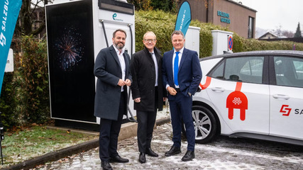 Michael Baminger, Geschäftsführer der Salzburg AG, Herwig Struber, Vorstandsmitglied der Salzburg AG, und Thomas Speidel, Geschäftsführer von ADS-TEC Energy, präsentieren die Präqualifizierung des Chargepost in der österreichischen Landeshauptstadt.