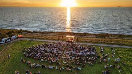 Küste vor Darß auf einer Wiese des Badeortes Ahrenshoop. 15 Kilometer vor Darß soll der Windpark Gennaker bis 2028 entstehen.