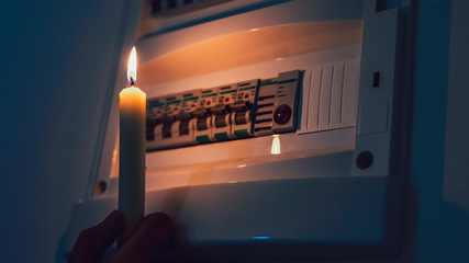 Stromausfall in Berlin – da nützt auch der Blick auf den Sicherungskasten nichts.