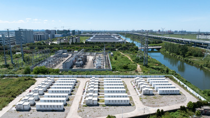 Betriebliche Abläufe haben Schwierigkeiten mit dem raschen Ausbau von Großspeichern mitzuhalten. 