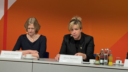 BDEW-Chefin Kerstin Andreae und Mona Neubaur bei der Eröffnungs-Pressekonferenz der E-World.
