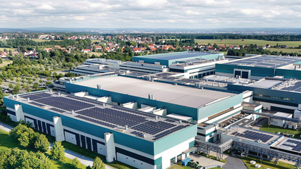 Nicht alle Dächer waren für die Photovoltaik ausreichend tragfähig. Deshalb wurden die Vordächer statisch verstärkt und mit Modulen belegt.