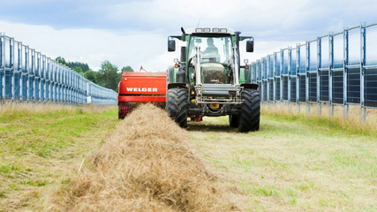 Die vertikale Aufständerung der Module ist vorteilhaft für die Vermarktung des Stroms.