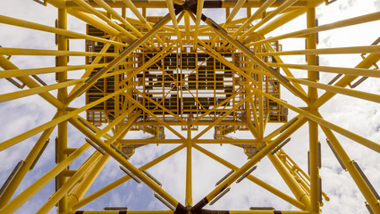 Jacket-Fundament für die Umspannstation OSS Jasmund im Ostseewindpark Windanker. Die Fertigung fand in Vlissingen in den Niederlanden statt, den Auftrag hatte das belgische Stahlbauunternehmen Smulders im Joint Venture mit dem niederländischen Industriedesignbüro Iv übernommen. Smulders lieferte im Dezember 2025 aus, die Umspannstation selbst fertigte Smulders in Rotterdam. Smulders ist Teil des französischen Konzerns Eiffage. 