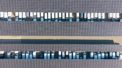 Gut geschützt stehen die neuen Nutzfahrzeuge von Stellantis unter dem Solarcarport.