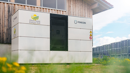 Bayerns erste vertikal aufgeständerte Agri‑Photovoltaik-Anlage. Der Unternehmer und Bio-Landwirt Franz Obermayer Senior ist gemeinsam mit seinem Sohn Franz Initiator des Vorzeigeprojektes. Auf einer Fläche von vier Hektar wird ökologisches Getreide angebaut und gleichzeitig Solarstrom gewonnen, unterstützt durch einen 1,3 MWh Fenecon Speicher, ein Modellprojekt für nachhaltige Landwirtschaft und erneuerbare Energie.