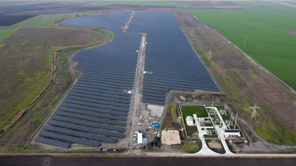 Symbolbild: Der Solarpark Gerjen leistet 51 Megawatt. Den Strom speist er über ein eigene Umspannwerk in Netz ein.