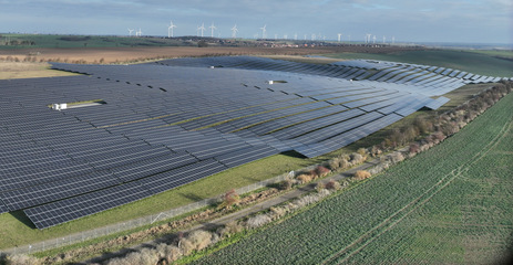 Im Spätherbst 2025 fertiggestellter Solarpark Gerbstedt in Sachsen-Anhalt mit 53,5 Megawatt von WPD. Im Hintergrund zu sehen: der Windpark Gerbstedt mit 26 Megawatt.