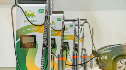 Die Bäckereikunden und die Reisenden können ihre Elektroautos mit einer Leistung von bis zu 400 Kilowatt aufladen.