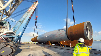 Monopile für den Bau des Offshore-Windparks He Dreiht