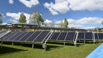 Herzstück der Anlage ist ein riesiges solarthermisches Kollektorfeld.