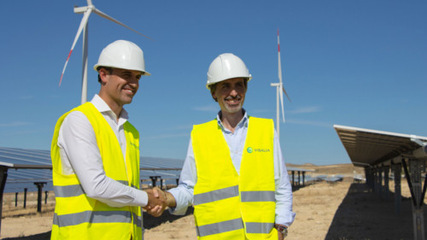 Jorge Arenillas von Encavis Energy Solutions (links) und Alejandro Tejero-Garcés von Visalia besuchen das Photovoltaik-Windkraft-Hybridportfolio in Aragón. Aus diesem kommt der Strom für den neuen PPA.