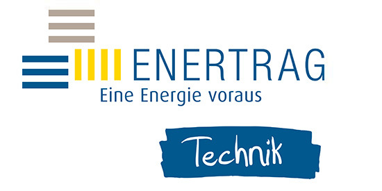 "Logo des Unternehmens ENERTRAG, spezialisiert auf die Entwicklung und Umsetzung von Projekten im Bereich Windenergie, Photovoltaik und Wasserstofftechnologien, dargestellt mit dem Slogan 'Eine Energie voraus' vor einem blauen Hintergrund. Enertrag Systemtechnik Logo